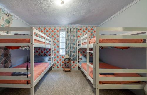 Pooler House | Retro! - 4BR Near Sav Airport