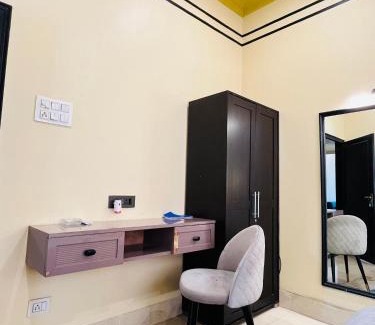 Sualkuchi Apartment | Retro By Alhanney