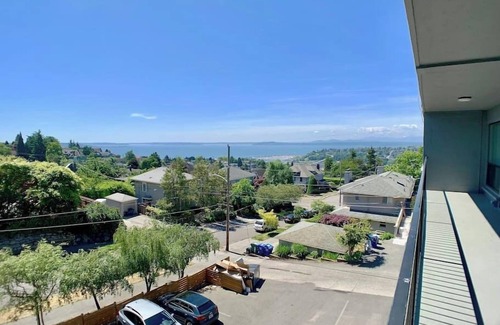 West Queen Anne Apartment | Retro meets Modern-Walkable & Mins to Attractions