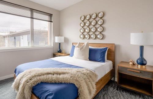 Belmont Apartment | Retro Modern 2-Bedroom with 90 WalkScore