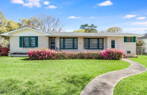 Washington House | RETRO RETREAT - Perfect Get Away In Washington, La with WiFi, AC & MORE