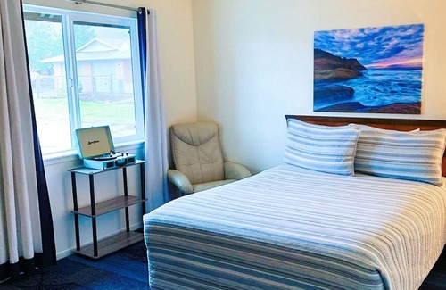 Pacific City House | Retro Room in Downtown Hotel - No Cleaning Fees!