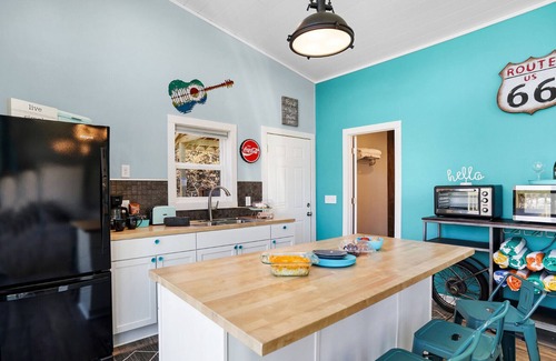 Ashland Cabin | Retro Sundowner Cabin w/Hot Tub. 3 Bedroom & 4 Queen Beds. Pet Friendly!