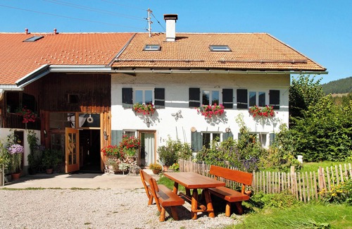 Jungholz Apartment | 'Reuterwanne' holiday flat with mountain views, large garden and private terrace