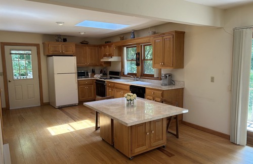 Staatsburg House | Rhinebeck Romantic Retreat! Private Guest House, Sky Lights, Spacious.