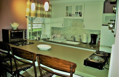 Rhinebeck Village Business District Apartment | Rhinebeck Village suite with heated pool