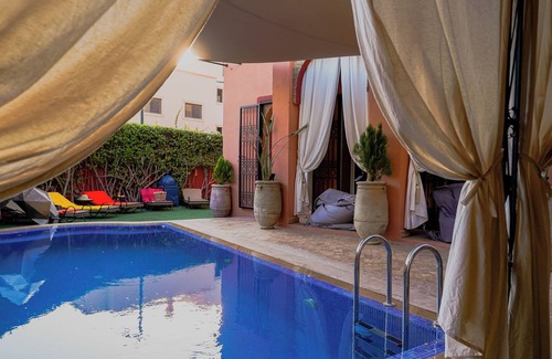 Targa Villa | RIAD DAR NAFAA MAGNIFICENT VILLA PRIVATE POOL JACUZZI QUIET 7 KMS FROM THE CENTER
