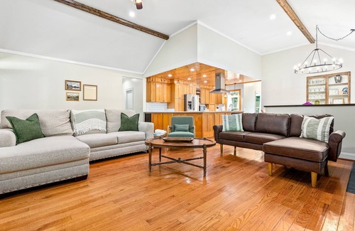 Auburn House | "Richland Retreat"- Roomy and Relaxing. 6 BR on 5 acres, 8 min. to Jordan-Hare
