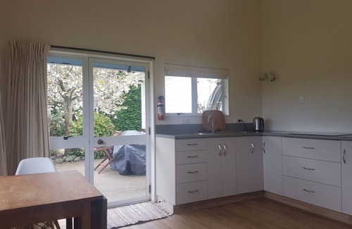 Richmond Cottage | Richmond Plains Vineyard Cottage with pool and FREE bottle of wine.
