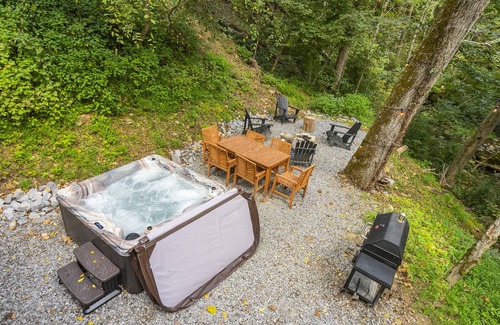 Cosby RV Rental | 🎢⛈️ Riders on the Storm Dome by GLAMP | Hot Tub🛁 | Outdoor Fire Pit 🔥