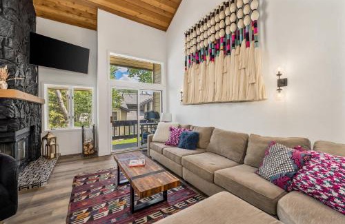 Avon House | Ridgepoint Retreat - Mountain Escape for 8 with Resort Amenities