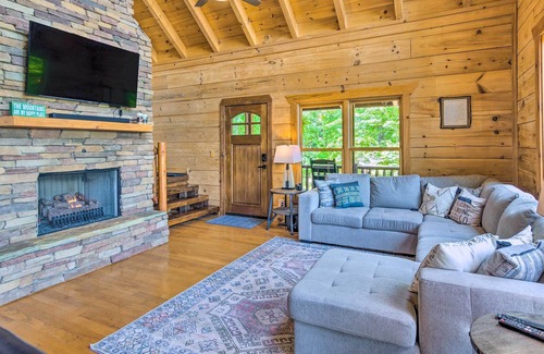 Vein Mountain Cabin | 'Ridgetop View' Nebo Cabin: Hot Tub, Fire Pit