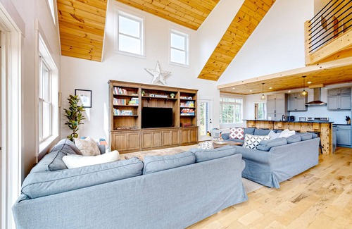 Whitefield House | Ridgeview | Newer home in Whitefield with hot tub, firepit & mountain views