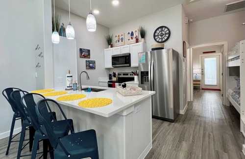 Central City House | Ridin' Waves - 14933