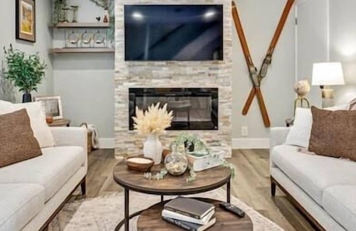 Holladay House | Right off i215|Pets Allowed|Close to Ski Resorts