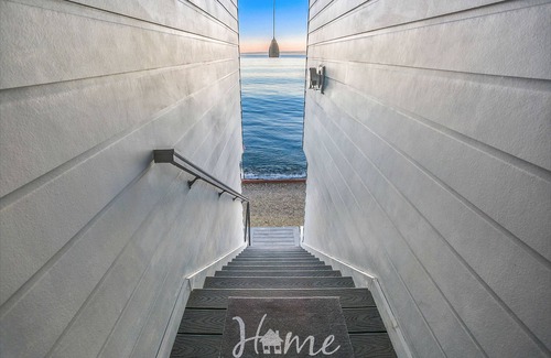 Rollingbay House | Right on the Water with Views From Every Room