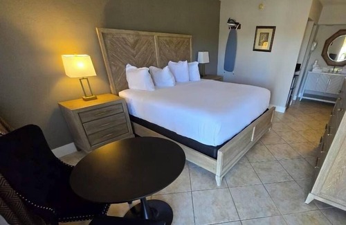 Whitfield Hotel | Right on the Waterfront Marina - Suite 117 - 7150 N Tamiami Tail, Sarasota FL