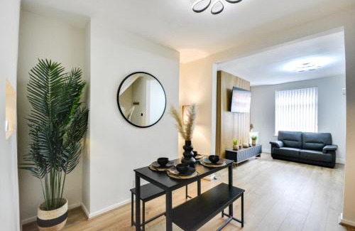 Liverpool House | Ripon By Serene Stays Stylish Liverpool Home Sleeps 5 with Free Parking Fast WiFi and Close to Stadiums