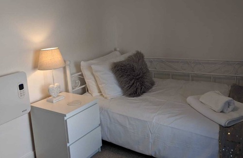 Margam Cottage | River Cottage Abercraf, near Brecon beacons, henrhyd waterfalls, Caves & more.