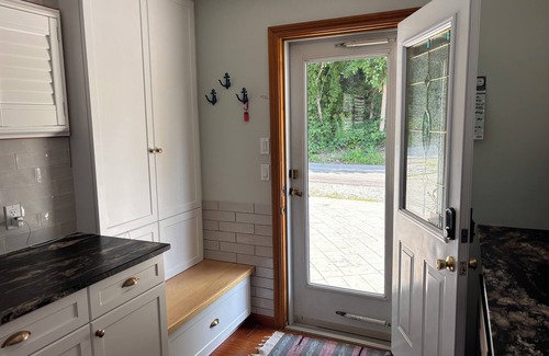 Port Dover Apartment | River front cottage close to the beach