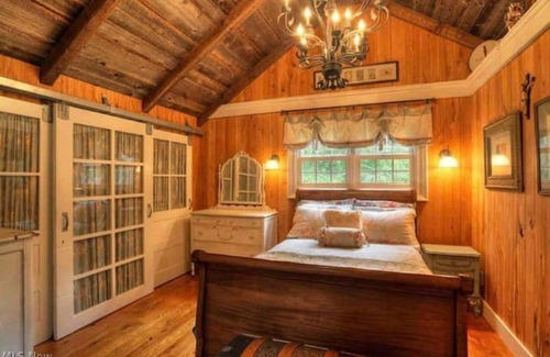 Olmsted Falls House | River Front Estate with Charming Guesthouse