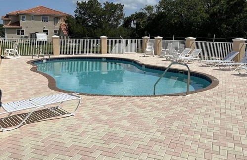 Homosassa House | River Front Marina - Great River View! Boat Slip avail. Pool, Kayaks & Bikes!