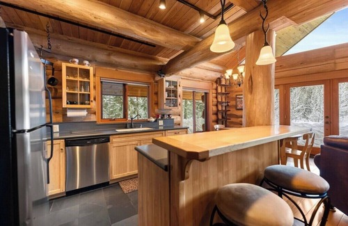 Mazama Cabin | River Front | Mountain Ski Cabin