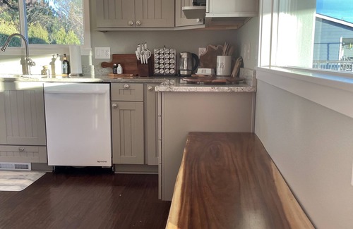 Washougal House | River House Retreat. Beautiful views from this waterfront property with Hot tub!