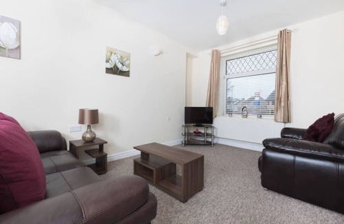 Llwchwr Apartment | River House with Parking