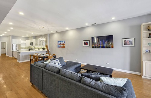 Killgubbin Apartment | River North 3BR/2BA: HUGE, Parking, Center Chicago