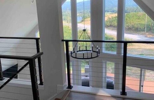 Front Royal Ski Chalet | River Retreat-modern luxury 5 min to Skyline Drive