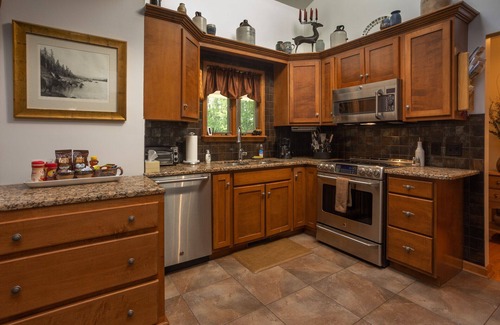 Bristol House | River Rock Retreat 3bd/2ba, firepit, wadeable river, 15min from Downtown Bristol