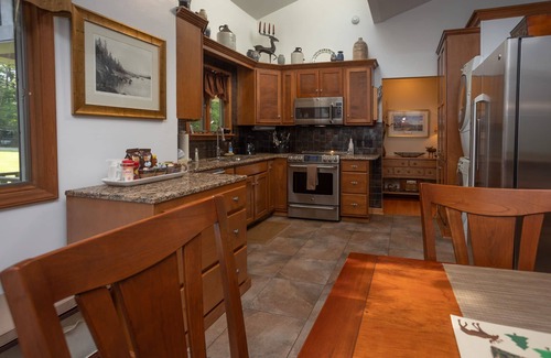 Bristol House | River Rock Retreat 3bd/2ba, firepit, wadeable river, 15min from Downtown Bristol