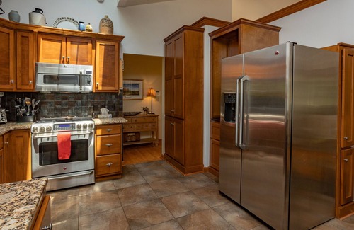 Bristol House | River Rock Retreat 3bd/2ba, firepit, wadeable river, 15min from Downtown Bristol