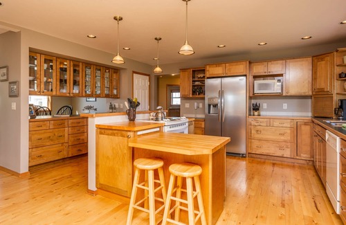 Bozeman House | River's Bend Retreat - Fishing on the East Gallatin River with Mountain Views