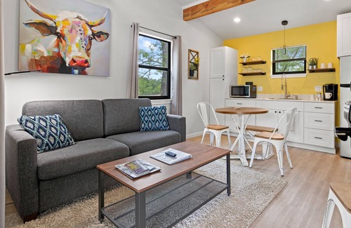 Fredericksburg Cottage | River's Edge Cottage with waterfront location, near wineries & town