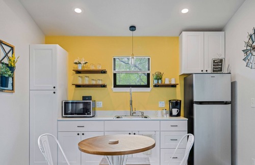 Fredericksburg Cottage | River's Edge Cottage with waterfront location, near wineries & town