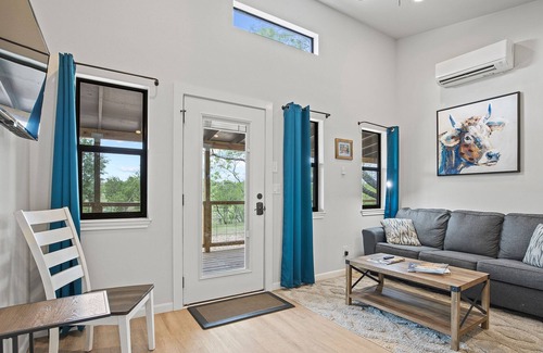 Fredericksburg Cottage | River's Edge Cottage with private hot tub, huge front porch & full river access