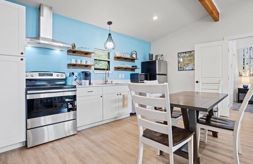 Fredericksburg Cottage | River's Edge Cottage with private hot tub, huge front porch & full river access