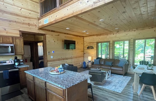 Golden Cabin | River View | 3 bedroom | Hot Tub | 7 guest