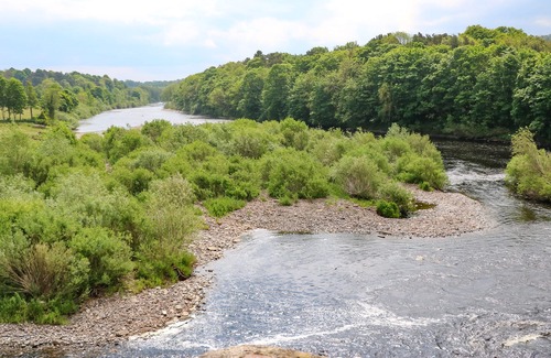 Corbridge Cottage | RIVER VIEW, character holiday cottage, with a garden in Corbridge