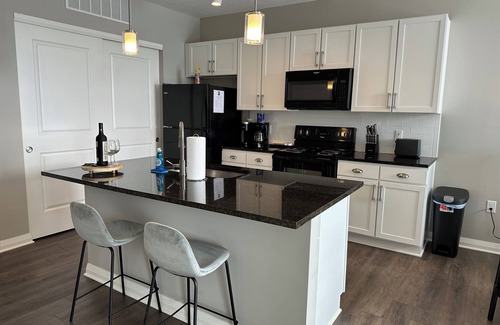 Downtown Columbus Apartment | River View Flat | Free Parking | Walk-In Shower!