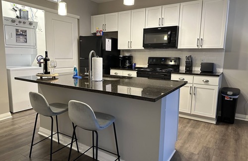 Downtown Columbus Apartment | River View Flat | Free Parking | Walk-In Shower!
