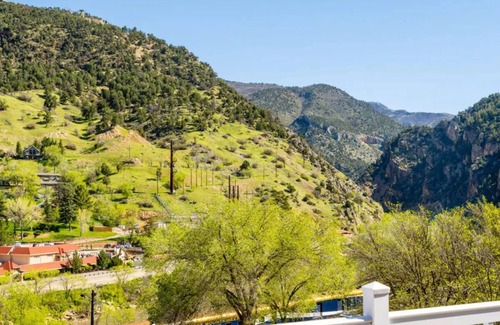 Glenwood Springs House | River View, Hotel Maxwell Anderson, Bar, Pet-Friendly, Close to Train Station