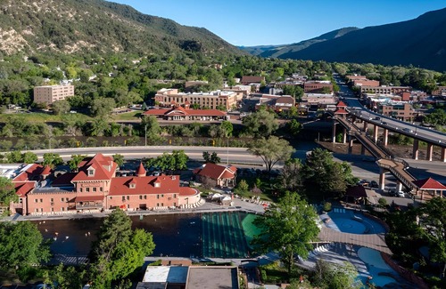 Glenwood Springs House | River View, Hotel Maxwell Anderson, Bar, Pet-Friendly, Close to Train Station