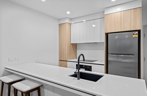 Surfers Paradise Apartment | River View Stunning Modern 2BR *Parking/Pool*
