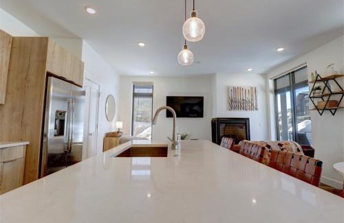 Willow Grove Apartment | River West 515 condo