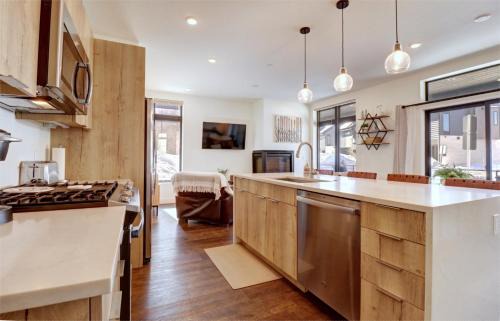 Willow Grove Apartment | River West 515 condo