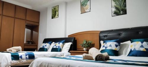 Kampung Surabaya Apartment | Riverbank Suites - River View Level 11, Sleeps 7