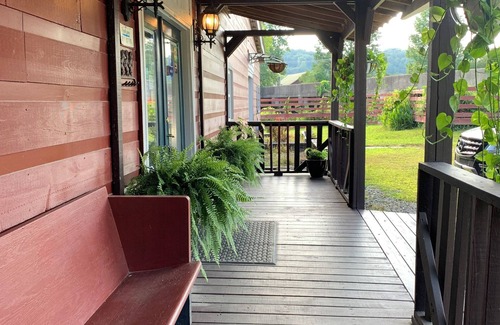 Ellijay House | RiverBarn Retreat in Wonderful Ellijay: Cozy Room with WiFi, Sunroom, & AC